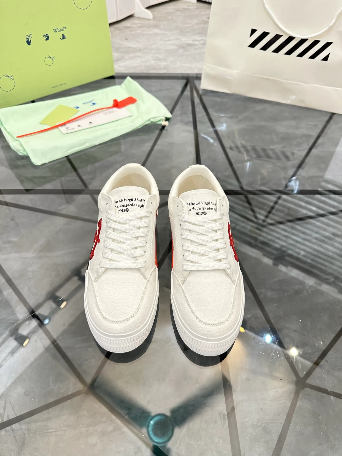 Selling men's shoes 💰: 💰P440¥ Product trademark: OFF WHITE *"OFF WHITE*" low-top casual shoes Regular size: 35-45 (can be customized to 46) Couple style Product materials: Original fabric from the upper counter, breathable lining, original outsole. No.: H203